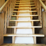 Treppe von der Schlafgalerie zum Wohnbereich