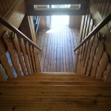 Treppe von der Schlafgalerie zum Wohnbereich