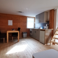 Blick von der Couch-Ecke auf Küche und Esstisch