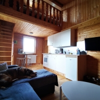 Blick von der Couch-Ecke zur Küche mit Essplatz